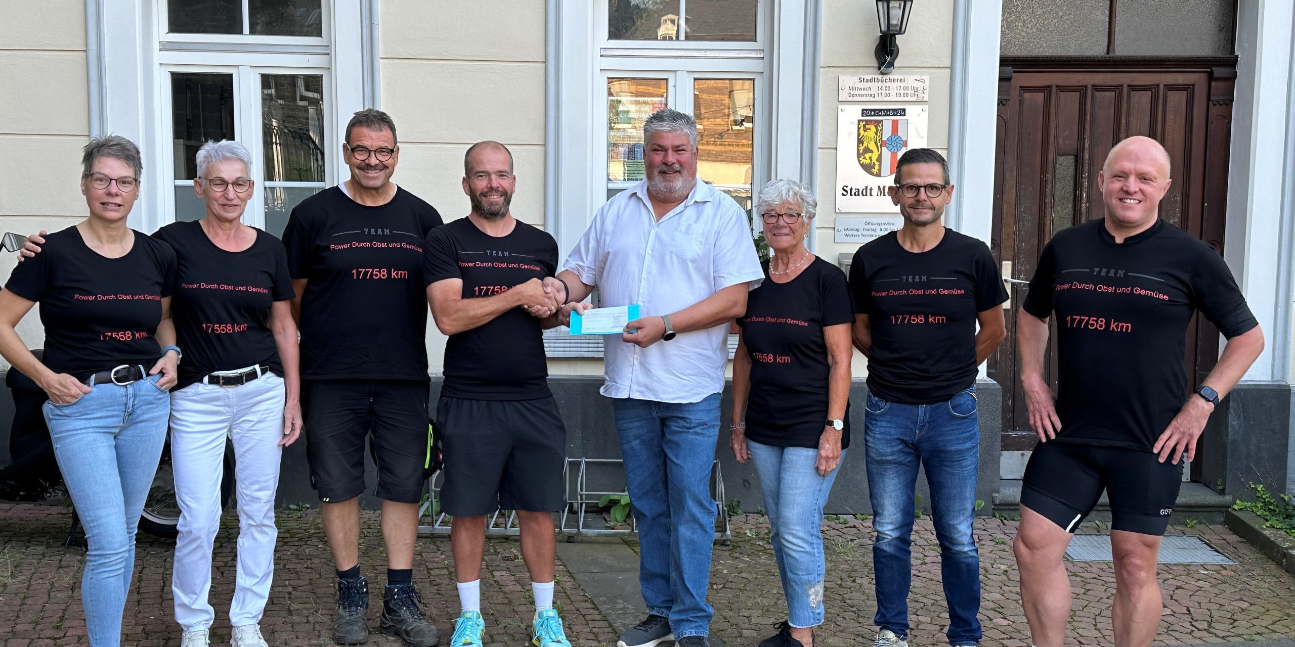 Mitglieder des Teams mit Stadtbürgermeister Achim Grün bei der Preis-Übergabe