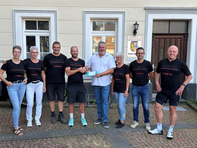 Stadtradeln24 Mitglieder des Teams mit Stadtbürgermeister Achim Grün bei der Preis-Übergabe